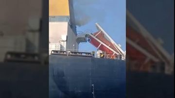 الحرس الثوري الإيراني: إحتراق ناقلة نفط عملاقة بعد تعرضها لانفجار لغم بحري إثر عبورها المسار الجنوبي غير المصرح به في مضيق هرمز الحرس الثوري الإيراني: إحتراق ناقلة نفط عملاقة بعد تعرضها لانفجار لغم بحري إثر عبورها المسار الجنوبي غير المصرح به في مضيق هرمز