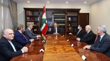 الرئيس عون استقبل رئيس اتحاد بلديات كسروان - الفتوح برفقة وفد من نواب كسروان الرئيس عون استقبل رئيس اتحاد بلديات كسروان - الفتوح برفقة وفد من نواب كسروان