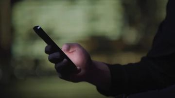 يوهم ضحاياه بمساعدات مالية... ويبتز النساء!