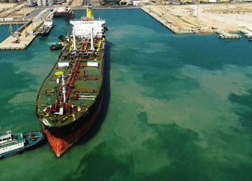 تصدير أكثر من 5 ملايين طن من المنتجات النفطية عبر ميناء الشهيد رجائي جنوب إيران تصدير أكثر من 5 ملايين طن من المنتجات النفطية عبر ميناء الشهيد رجائي جنوب إيران