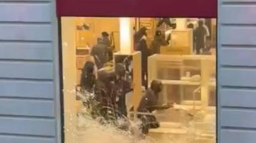 بالفيديو: اقتحام متجر شهير... وسرقته!