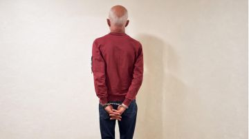 عملية نوعية توقع بمطلوب... هكذا سرق من داخل السيارات! عملية نوعية توقع بمطلوب... هكذا سرق من داخل السيارات!