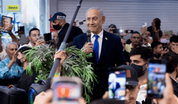 خلال احتفاله بعيد ميلاده.. زجاجة ترمى نحو موكب نتنياهو خلال احتفاله بعيد ميلاده.. زجاجة ترمى نحو موكب نتنياهو