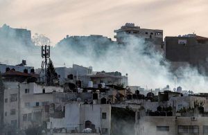الخليل تحت الحصار.. يوم ثان من الغاز والاقتحامات قبل الانتخابات الإسرائيلية الخليل تحت الحصار.. يوم ثان من الغاز والاقتحامات قبل الانتخابات الإسرائيلية