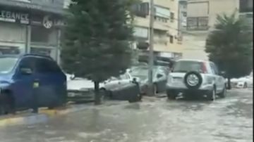 بالفيديو: الأمطار تغرق الشارع بالفيديو: الأمطار تغرق الشارع
