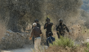 مستوطنون يهاجمون قاطفي الزيتون ويحرقون أشجارا في الضفة الغربية مستوطنون يهاجمون قاطفي الزيتون ويحرقون أشجارا في الضفة الغربية