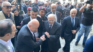 وصل رئيس الحكومة القاضي نواف سلام الى مجمع قوى الامن الداخلي في كفرجوز - النبطية وصل رئيس الحكومة القاضي نواف سلام الى مجمع قوى الامن الداخلي في كفرجوز - النبطية