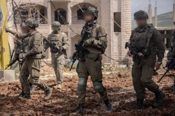 دورية إسرائيلية تفرض منع تجوال بعد الخامسة مساء في قرية بجنوب لبنان دورية إسرائيلية تفرض منع تجوال بعد الخامسة مساء في قرية بجنوب لبنان