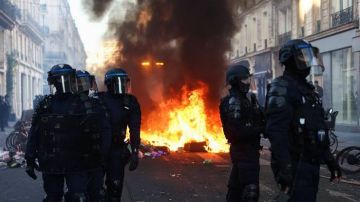 فرنسا بين الثورات الصغيرة والثورة المضادة فرنسا بين الثورات الصغيرة والثورة المضادة