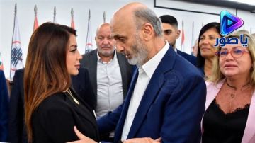 لقطة عناق بين جعجع وفيوليت المر.. وابنة الراحل رولان المر: د. مه سيلاحقكم طالما فينا نفس لقطة عناق بين جعجع وفيوليت المر.. وابنة الراحل رولان المر: د. مه سيلاحقكم طالما فينا نفس