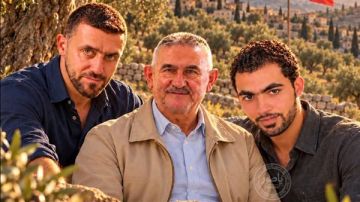 علي وحسين وادغار ... فداء لأرض الجنوب وزيتونه علي وحسين وادغار ... فداء لأرض الجنوب وزيتونه
