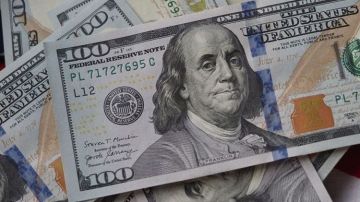الدولار يستقر قرب أعلى مستوى في شهرين بدعم من عوائد السندات الأميركية الدولار يستقر قرب أعلى مستوى في شهرين بدعم من عوائد السندات الأميركية