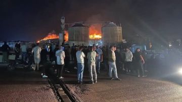 شباب صيدا يقطعون طريق جسر سينيق احتجاجا على احتراق جبل النفايات