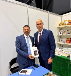 الخازن ممثلا النائب فرنجيه في حفل توقيع كتاب الدكتور نديم منصوري الخازن ممثلا النائب فرنجيه في حفل توقيع كتاب الدكتور نديم منصوري