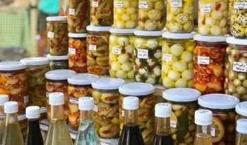 المونة الشتوية في لبنان.. كيف يغير الغلاء عادات وموائد اللبنانيين؟ المونة الشتوية في لبنان.. كيف يغير الغلاء عادات وموائد اللبنانيين؟
