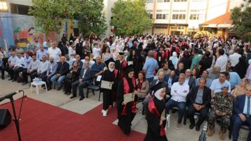ثانوية البازورية الرسمية تكرم ١٧٠ طالبا وطالبة من الناجحين والمتفوقين في شهادة الثانوية العامة ثانوية البازورية الرسمية تكرم ١٧٠ طالبا وطالبة من الناجحين والمتفوقين في شهادة الثانوية العامة