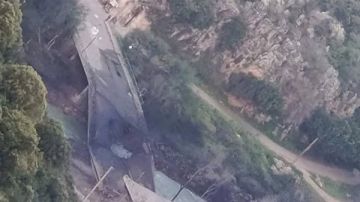استحداث عبارة مائية بديلة للجسر المدمـ.ر في طيرفلسيه استحداث عبارة مائية بديلة للجسر المدمـ.ر في طيرفلسيه