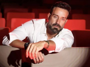 سعد رمضان: لا أفضل توظيف الذكاء الاصطناعي في أعمالي سعد رمضان: لا أفضل توظيف الذكاء الاصطناعي في أعمالي