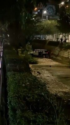 النشرة: سقوط سيارة في مجرى نهر البردوني على بولفار زحلة والاضرار مادية النشرة: سقوط سيارة في مجرى نهر البردوني على بولفار زحلة والاضرار مادية