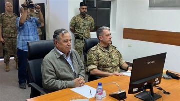 فهمي التقى كبار الضباط في ثكنة بنوا - صور فهمي التقى كبار الضباط في ثكنة بنوا - صور