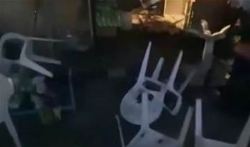 في هذه المنطقة.. إشكال يتطور إلى تضارب وتحطيم مقهى (فيديو) في هذه المنطقة.. إشكال يتطور إلى تضارب وتحطيم مقهى (فيديو)