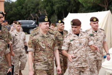 العماد هيكل: مواصلة بذل الجهود والتدريب تمكن الجيش من تنفيذ مهماته رغم صعوبتها وكثافتها العماد هيكل: مواصلة بذل الجهود والتدريب تمكن الجيش من تنفيذ مهماته رغم صعوبتها وكثافتها