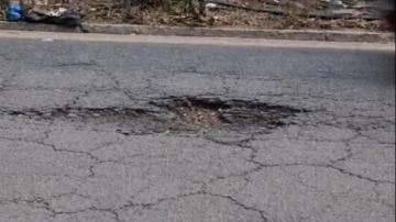 بالصورة: تصدعات على الطريق... ومناشدة