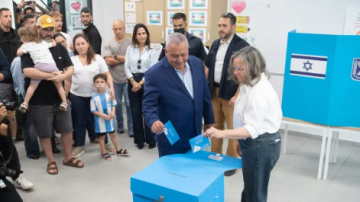 الليكود يطالب بتمديد ساعات التصويت..وآيزنكوت يتهم نتنياهو بالكذب والتخويف الليكود يطالب بتمديد ساعات التصويت..وآيزنكوت يتهم نتنياهو بالكذب والتخويف