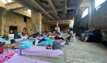 رضيع عمره 72 ساعة ينام على فراش متهالك.. تقرير يروي شهادات قاسية لعائلات نازحة داخل مراكز الإيواء