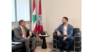 جنبلاط استقبل قائدبيه ولويس لحود جنبلاط استقبل قائدبيه ولويس لحود