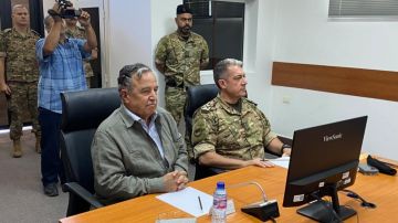 فهمي التقى كبار الضباط في ثكنة بنوا - صور