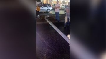 بالفيديو: سقط العمود عليه! بالفيديو: سقط العمود عليه!