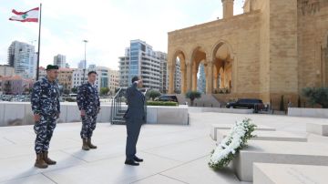 إكليل من الحجار على ضريح اللواء الشهيد وسام الحسن