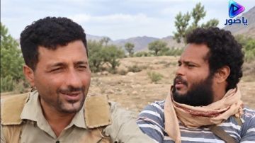 مقاتلان يمنيان ينشران فيديو يسخران فيه من طريقة استسلام المرتزقة السوريين المدعومين من السعودية في اليمن مقاتلان يمنيان ينشران فيديو يسخران فيه من طريقة استسلام المرتزقة السوريين المدعومين من السعودية في اليمن