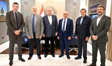 وفد من المؤتمر الدائم للفدرالية ومنتدى طريق السلام سلم مخزومي ورقته السياسية وفد من المؤتمر الدائم للفدرالية ومنتدى طريق السلام سلم مخزومي ورقته السياسية