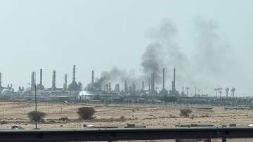 دخان ونيران بالقرب من منشأة لأرامكو في الرياض دخان ونيران بالقرب من منشأة لأرامكو في الرياض