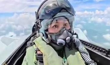 بالفيديو ملكة تقود طائرة مقاتلة بمفردها