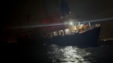 بالفيديو: الدفاع المدني يستمر في مواكبة الباخرة التي جنحت بالفيديو: الدفاع المدني يستمر في مواكبة الباخرة التي جنحت