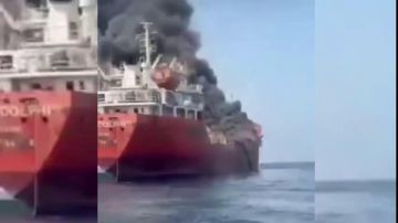 الحرس الثوري الإيراني: اندلاع حريق شديد في ناقلة النفط الثالثة إثر اصطدامها بلغم بحري الحرس الثوري الإيراني: اندلاع حريق شديد في ناقلة النفط الثالثة إثر اصطدامها بلغم بحري