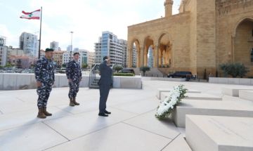 ممثل الحجار وضع إكليلا على ضريح وسام الحسن: عهدنا مواصلة العمل لحماية المواطنين ممثل الحجار وضع إكليلا على ضريح وسام الحسن: عهدنا مواصلة العمل لحماية المواطنين