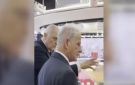 بالفيديو: السفير الأميركي في غرفة الأخبار