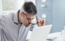 حرقة العين بعد ساعات الشاشة: لماذا لا تكفي الدموع؟ - lb