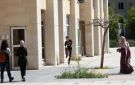 طلاب لبنان بين الجامعة والعمل: الرواتب تذهب للأقساط والمواصلات