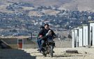 لبنان على عجلتين... الفقر والفخامة يتقاسمان الطريق