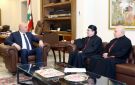 الرئيس عون اطلع من خيرالله وابو كسم على مسودة كتاب بعنوان طوبى للساعين إلى السلام يوثق زيارة البابا الى لبنان