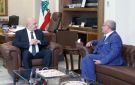 الرئيس عون عرض ونهاد المشنوق للأوضاع