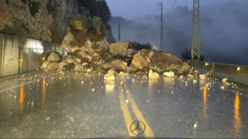 انهيار صخور على طريق مكرا- لحفد في قضاء جبيل أدى إلى قطع الطريق