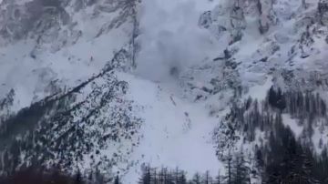 بالفيديو: انهيار ثلجي ضخم يبتلع متزلجين