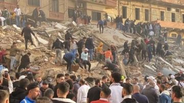 بالفيديو - لحظة انتشال جثمان فتى من تحت أنقاض المبنى المنهار في طرابلس! بالفيديو - لحظة انتشال جثمان فتى من تحت أنقاض المبنى المنهار في طرابلس!