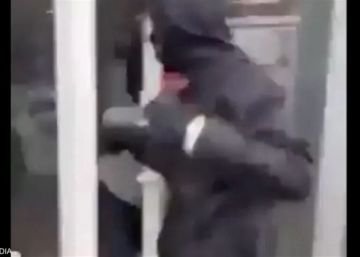 بالفيديو.. ملثمون يلقون قنبلة يدوية على صالون تجميل في فرنسا